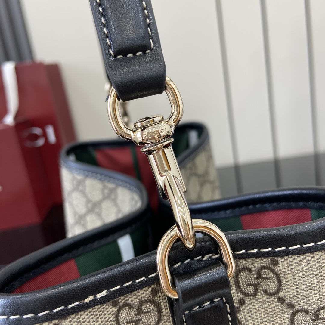 Bolso de hombro GG Emblem pequeño Gucci - Imagen 6