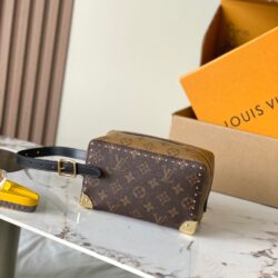 Bolso Locker Dopp Kit Trunk Louis Vuitton