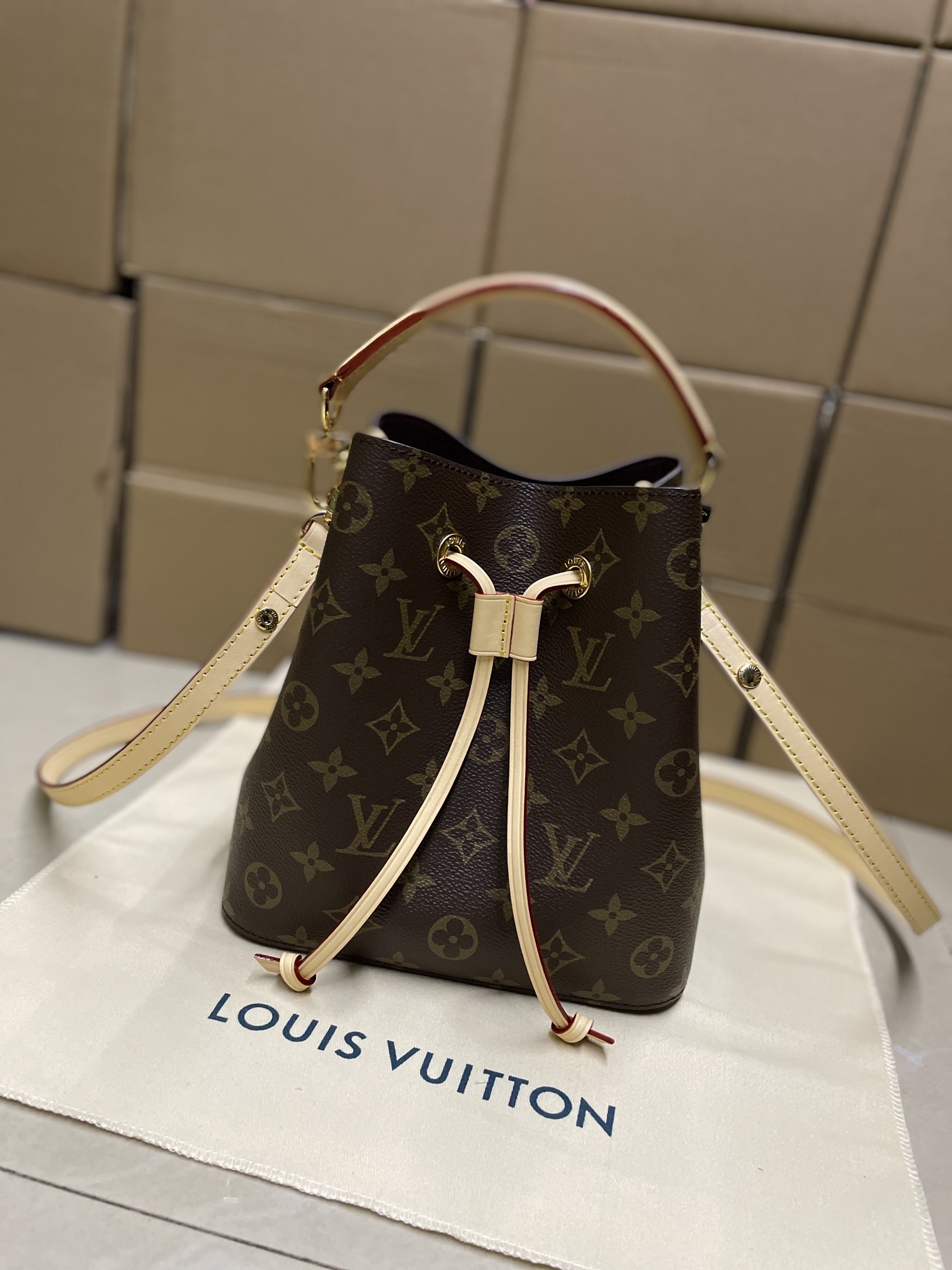 Bolso NéoNoé BB Louis Vuitton