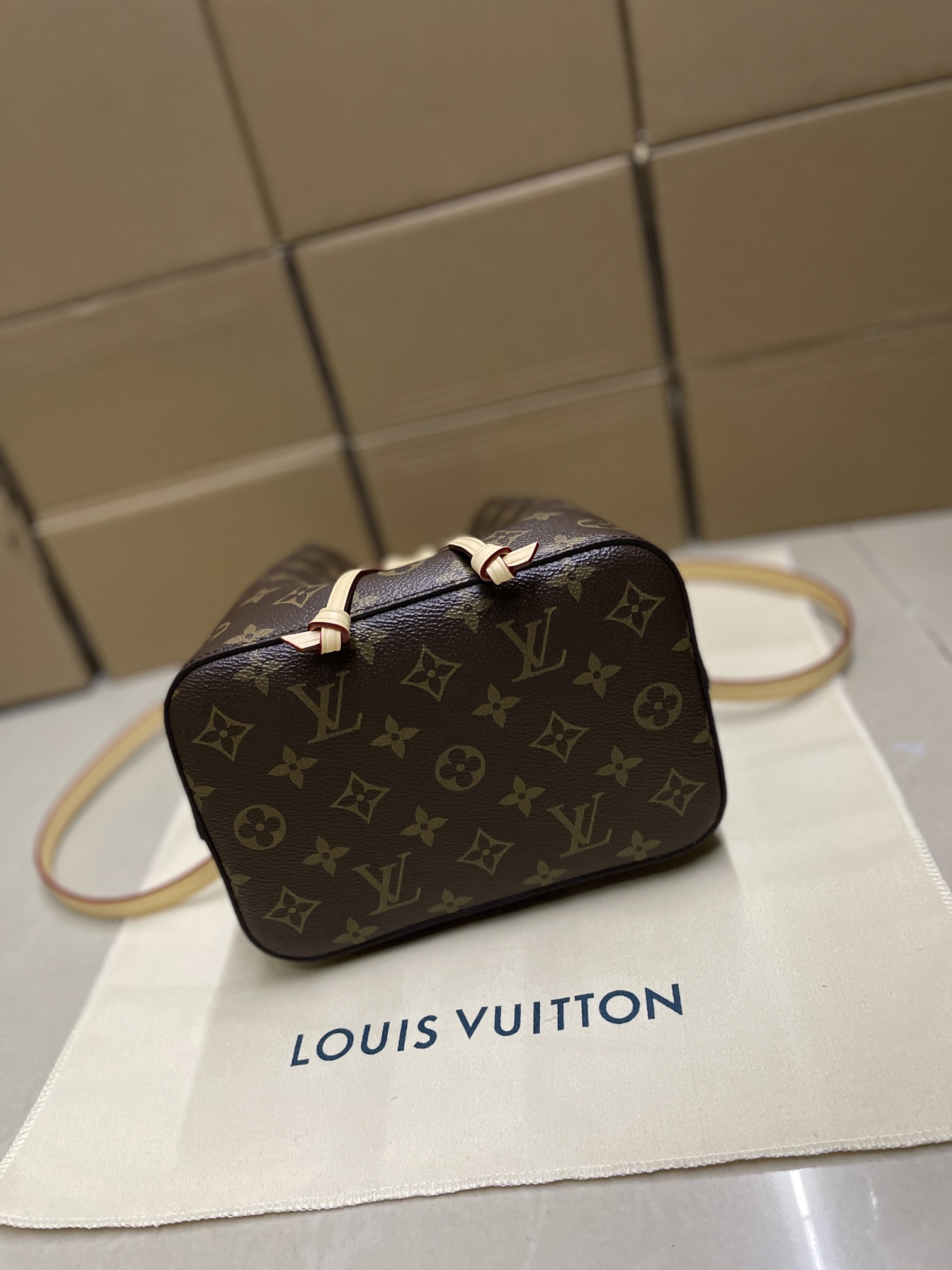 Bolso NéoNoé BB Louis Vuitton - Imagen 4