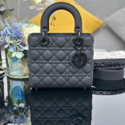 Bolso mediano Lady Dior Ultramatte