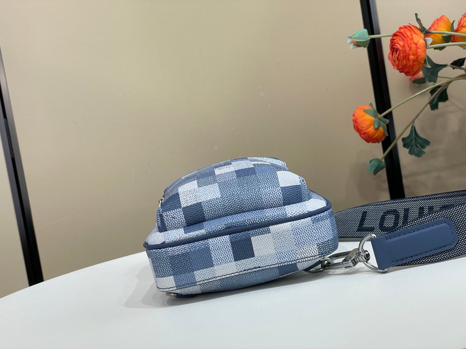 Mochila bandolera Avenue Louis Vuitton - Imagen 4