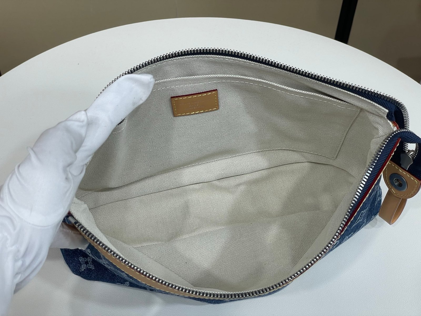 Cartera de mano Voyage Souple Louis Vuitton - Imagen 8