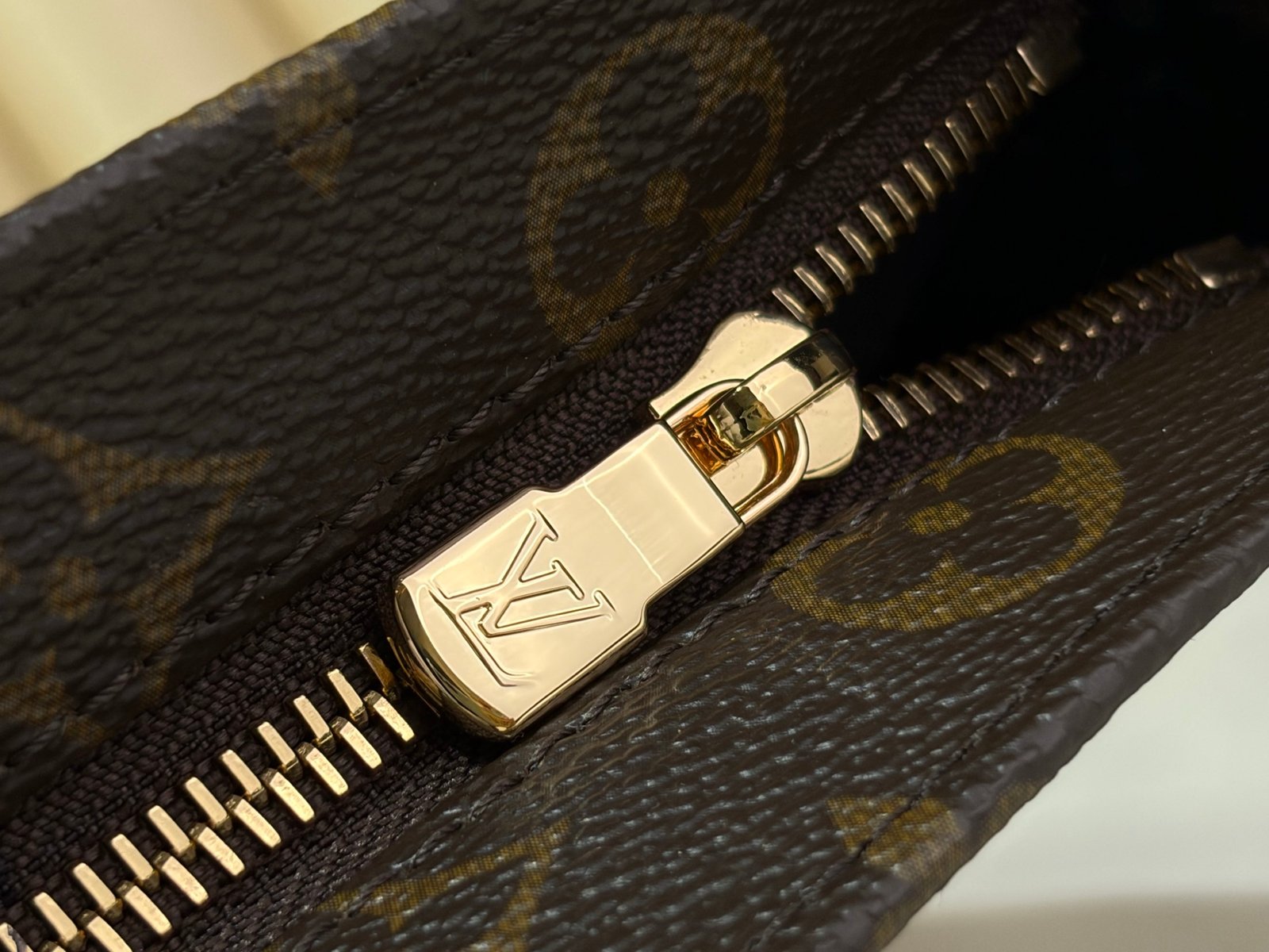 Bolso Carry It Louis Vuitton - Imagen 9