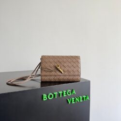Bolso Andiamo Pouch On Strap Bottega Veneta