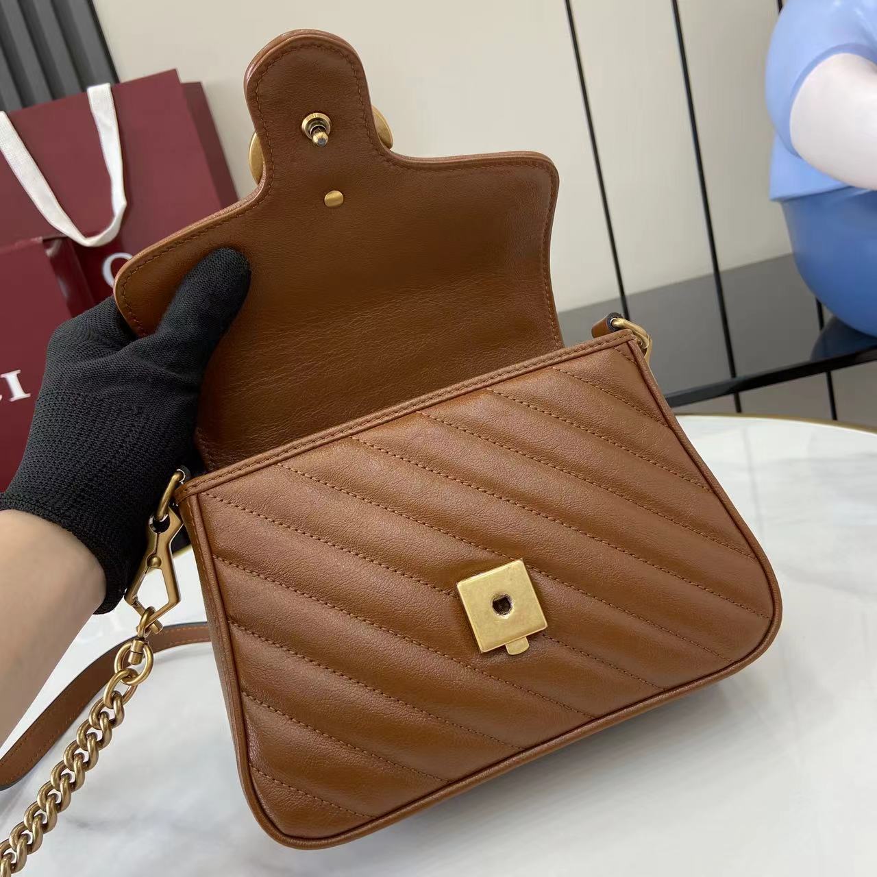 Bolso mano GG Marmont con asa tamaño mediano Gucci - Imagen 10