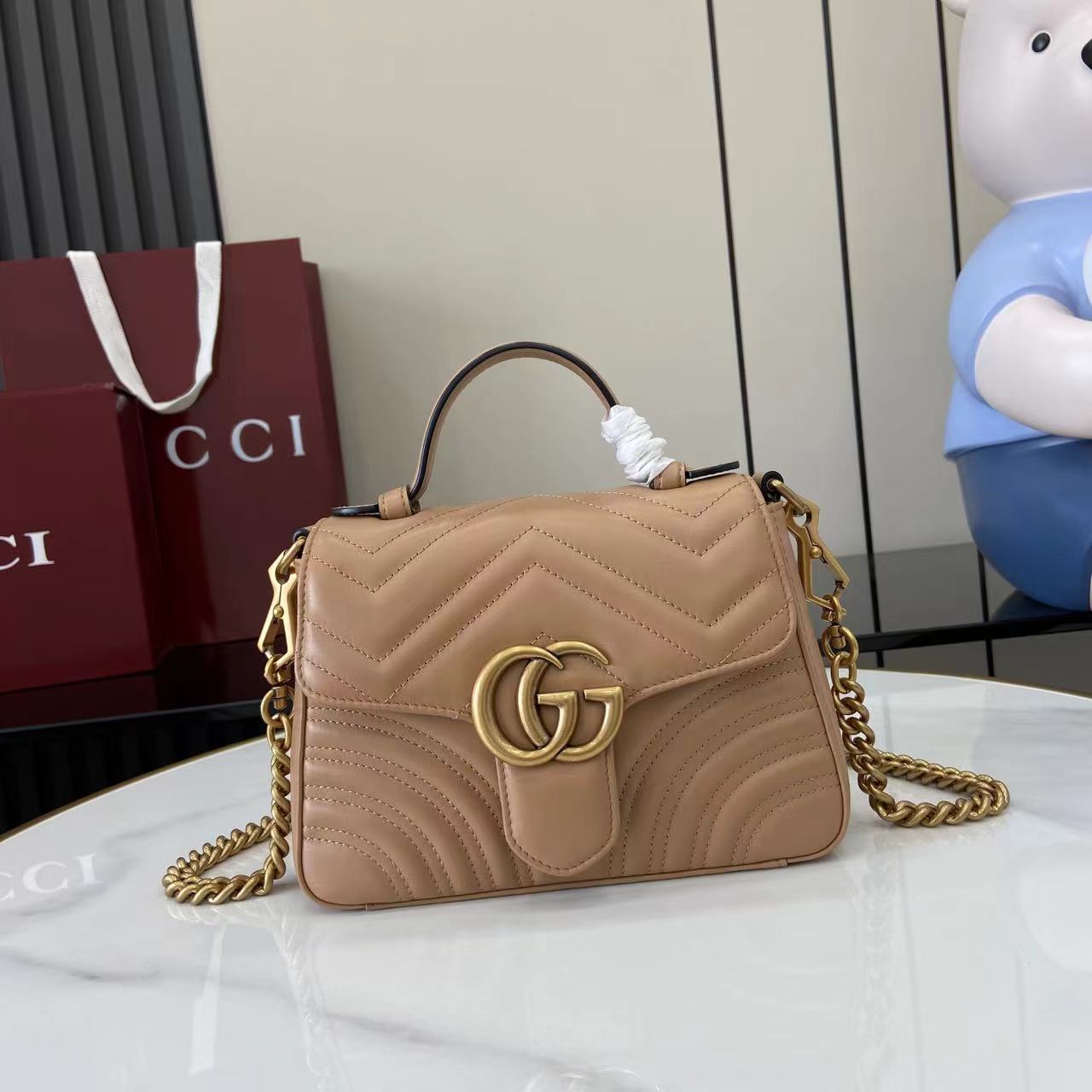 Bolso mano GG Marmont con asa tamaño mediano Gucci