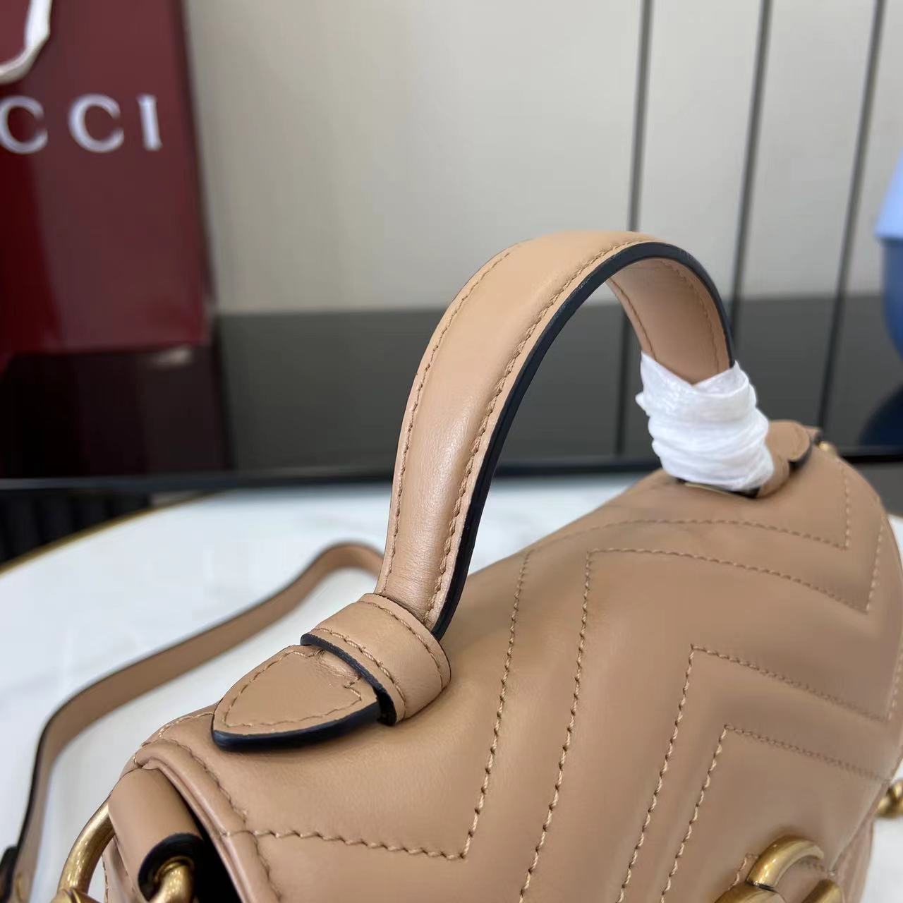 Bolso mano GG Marmont con asa tamaño mediano Gucci - Imagen 5