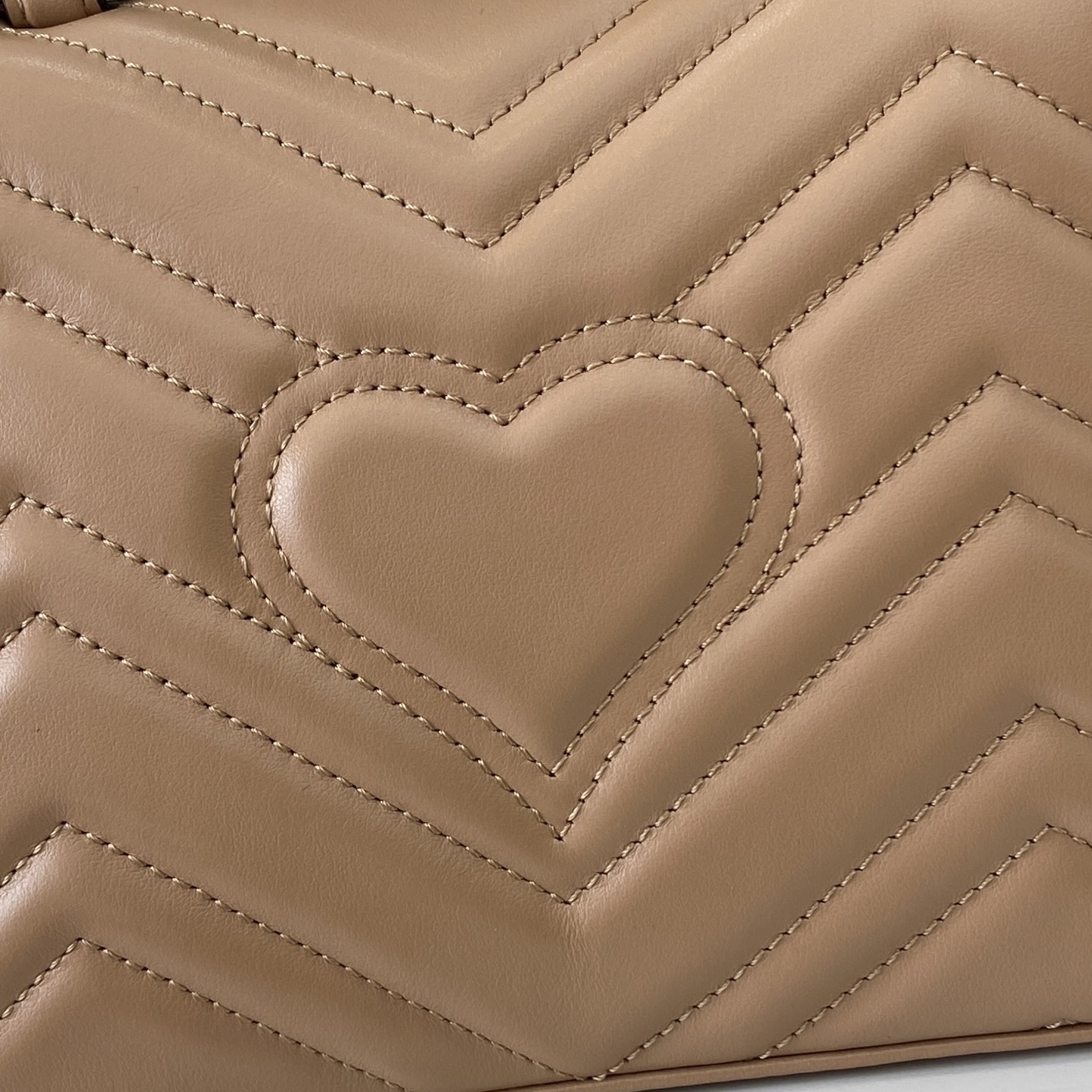 Bolso mano GG Marmont con asa tamaño mediano Gucci - Imagen 4