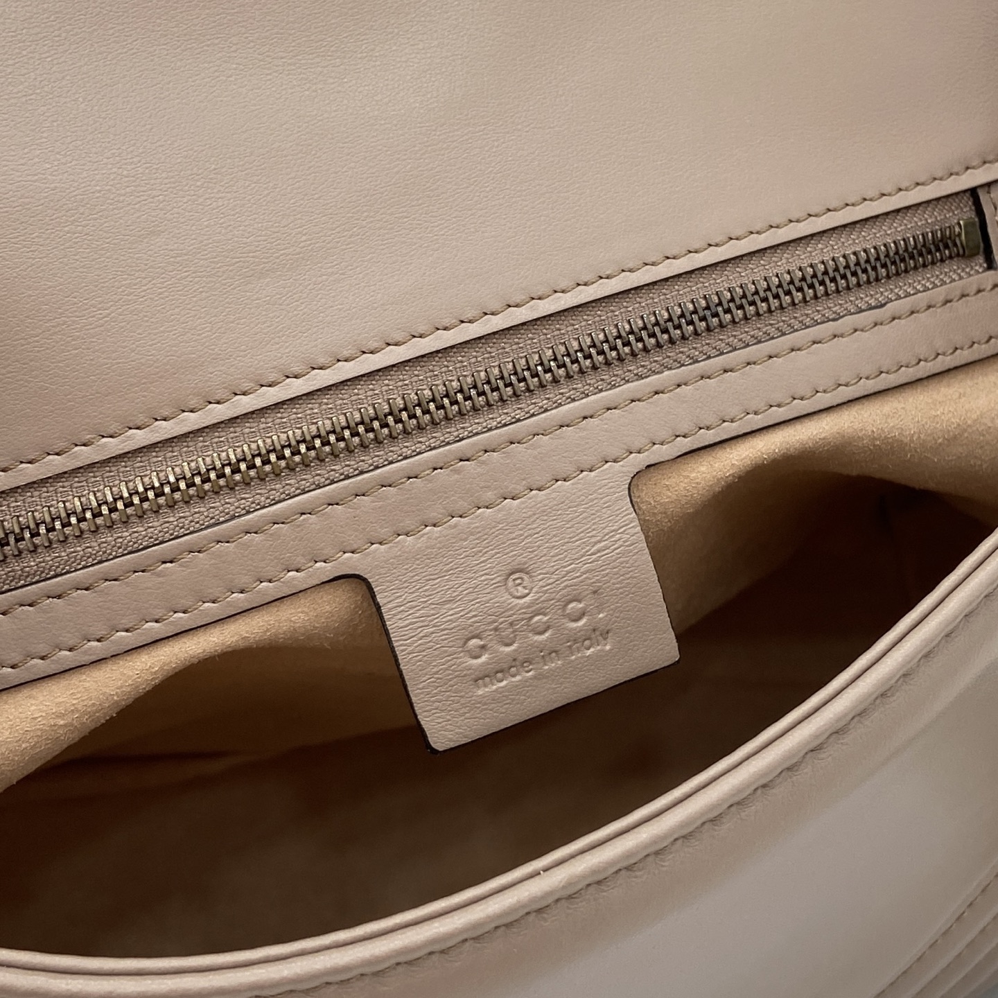 Bolso mano GG Marmont con asa tamaño mediano Gucci - Imagen 12