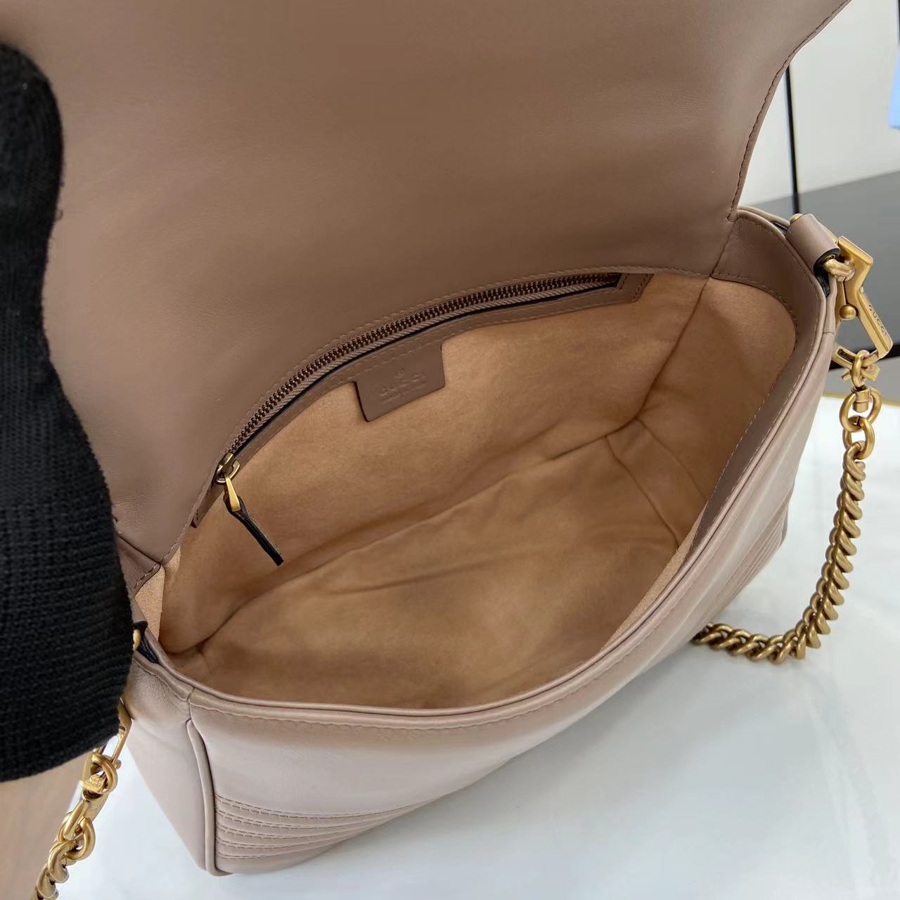 Bolso mano GG Marmont con asa tamaño mediano Gucci - Imagen 11