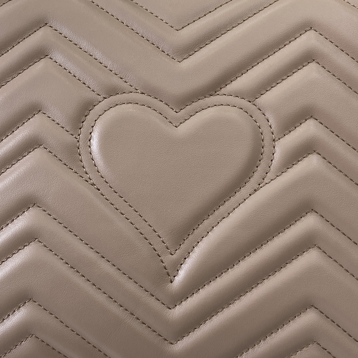 Bolso mano GG Marmont con asa tamaño mediano Gucci - Imagen 4