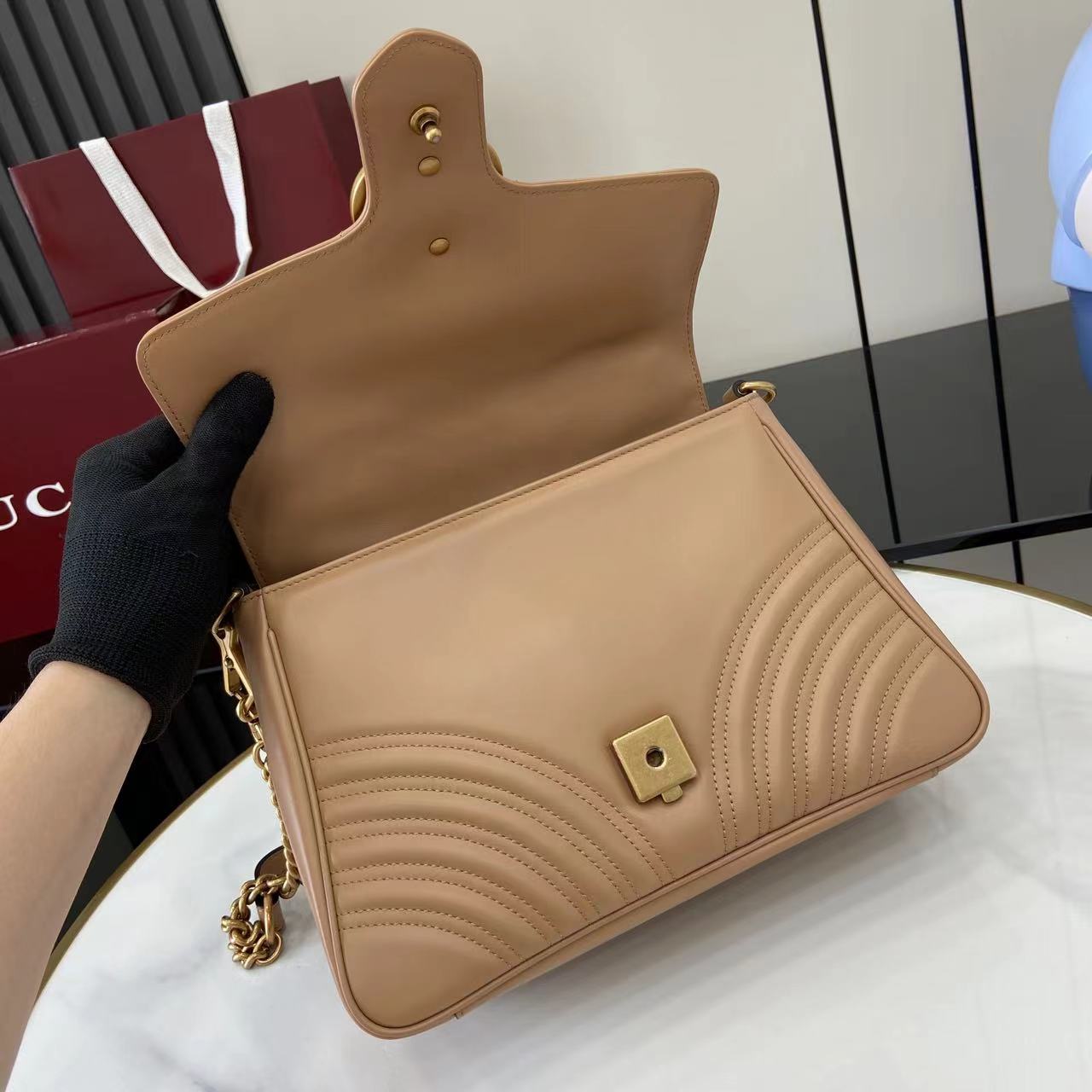 Bolso mano GG Marmont con asa tamaño mediano Gucci - Imagen 10