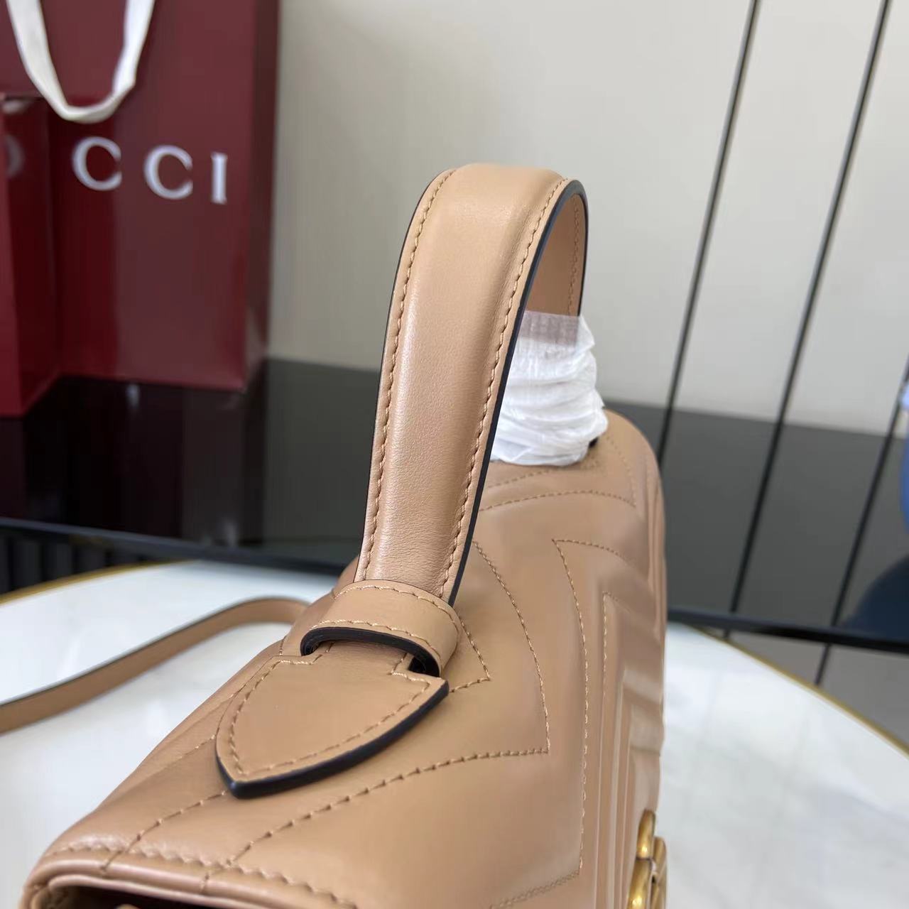 Bolso mano GG Marmont con asa tamaño mediano Gucci - Imagen 7