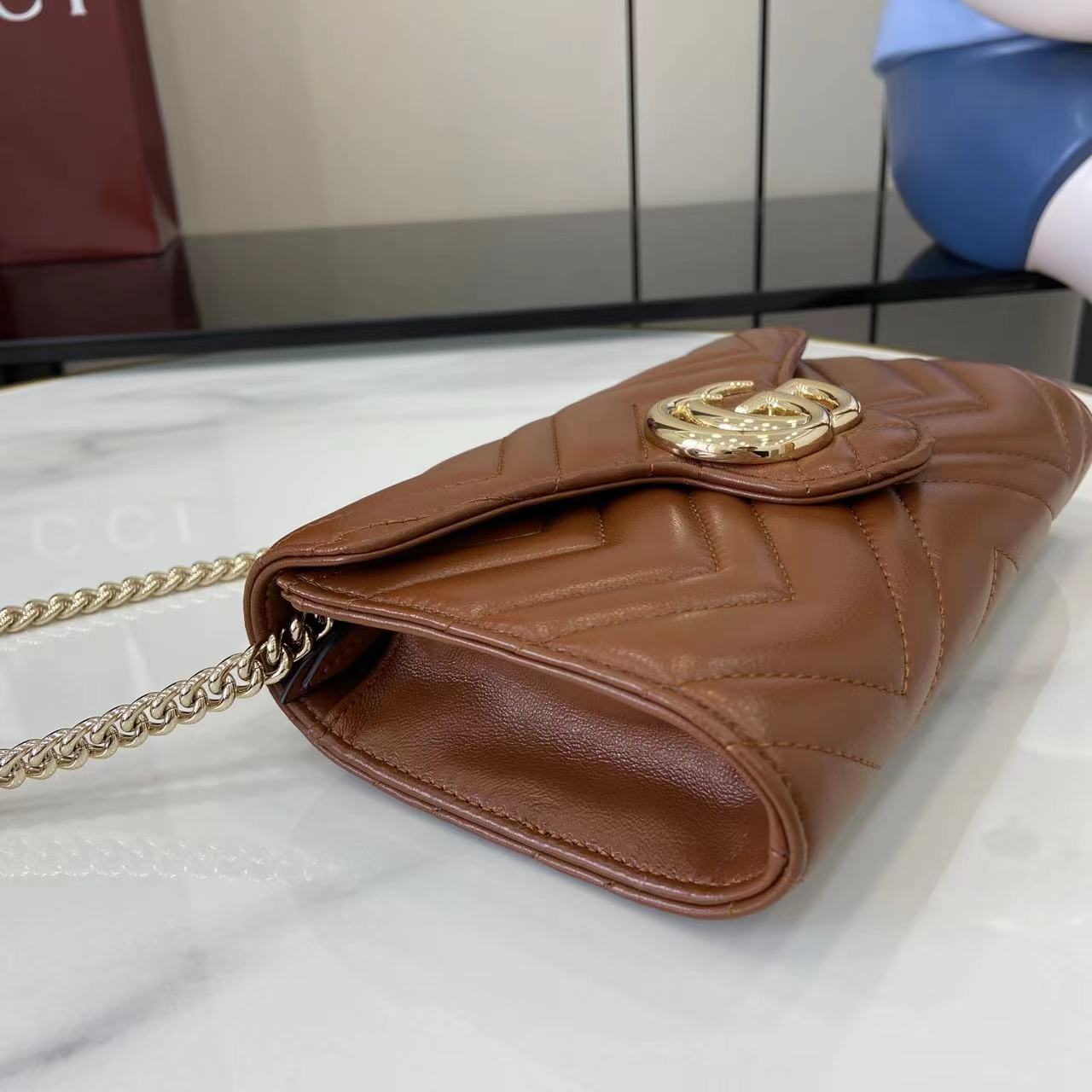 Cartera GG Marmont con cadena Gucci - Imagen 11
