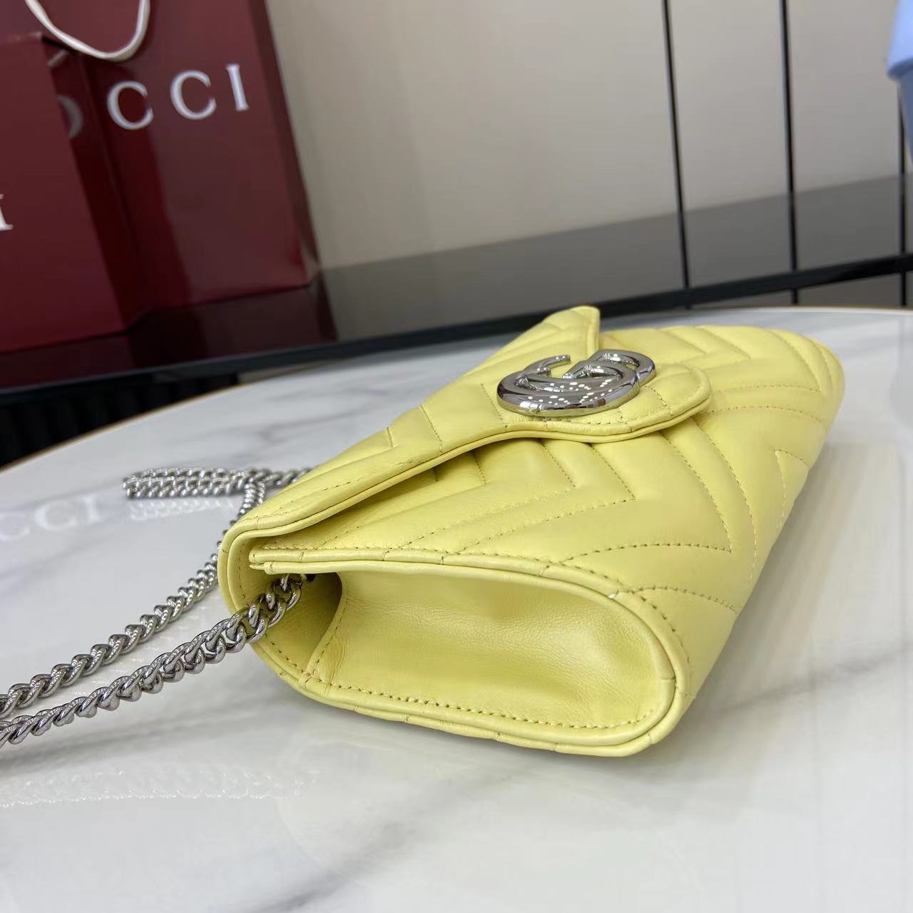 Cartera GG Marmont con cadena Gucci - Imagen 12