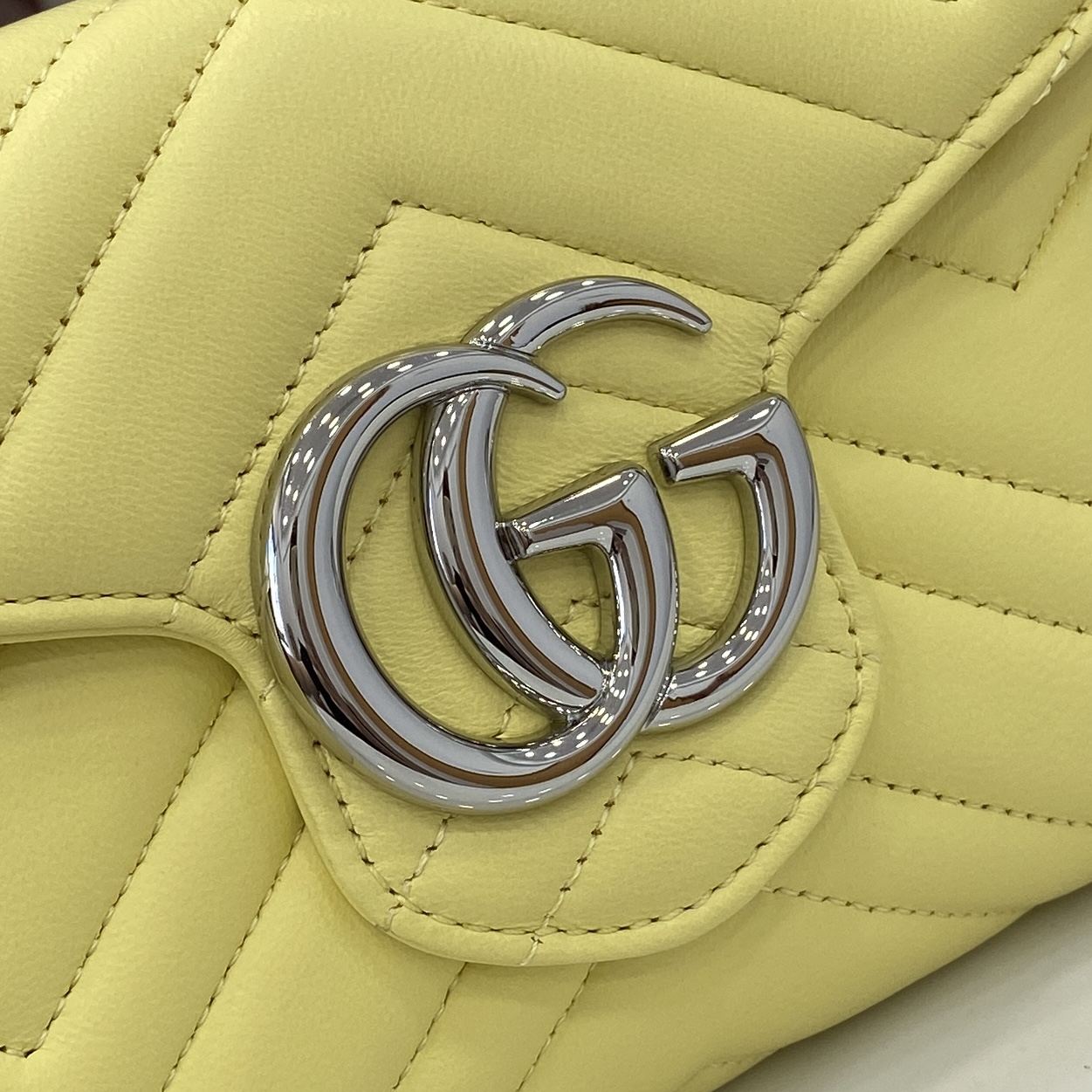 Cartera GG Marmont con cadena Gucci - Imagen 5