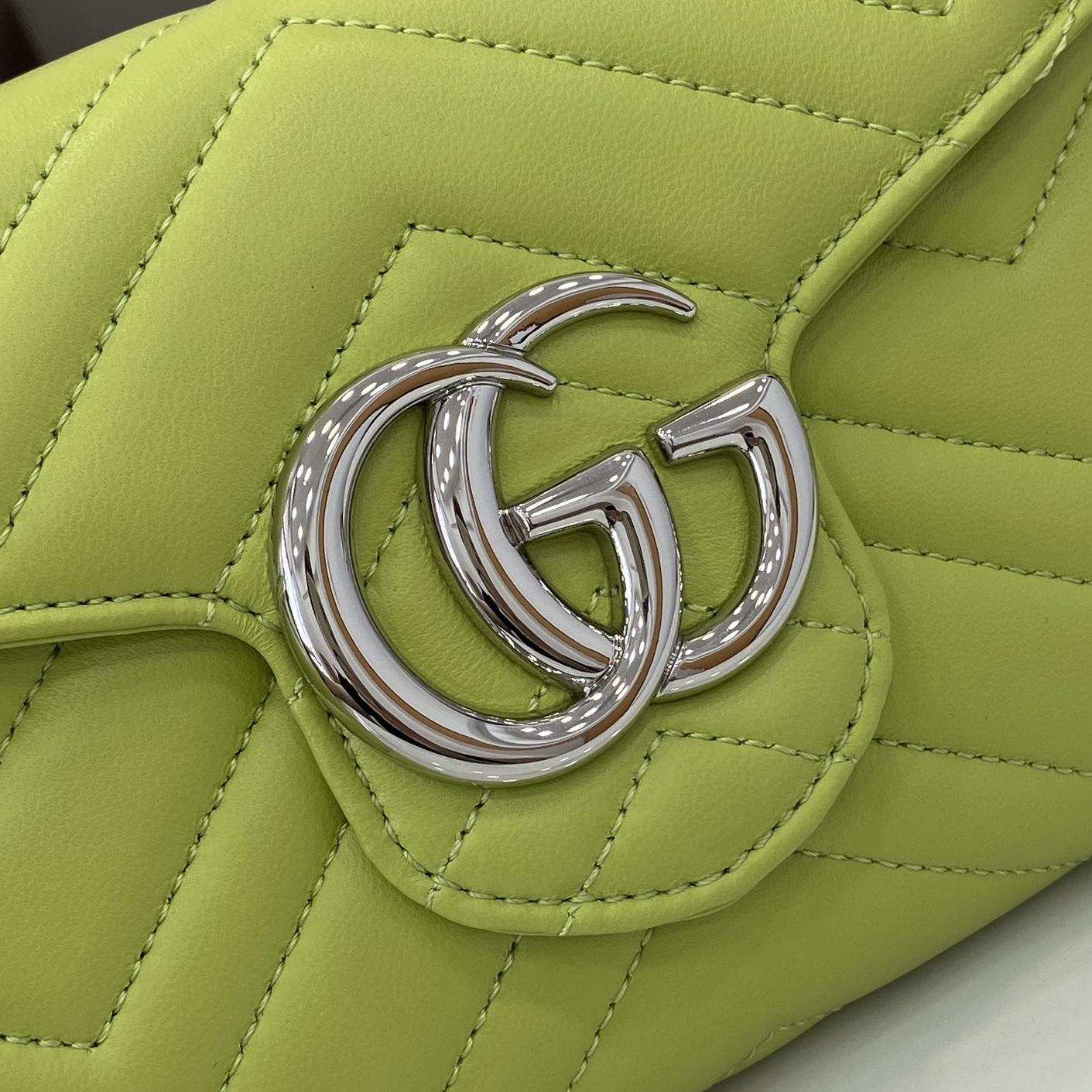 Cartera GG Marmont con cadena Gucci - Imagen 5