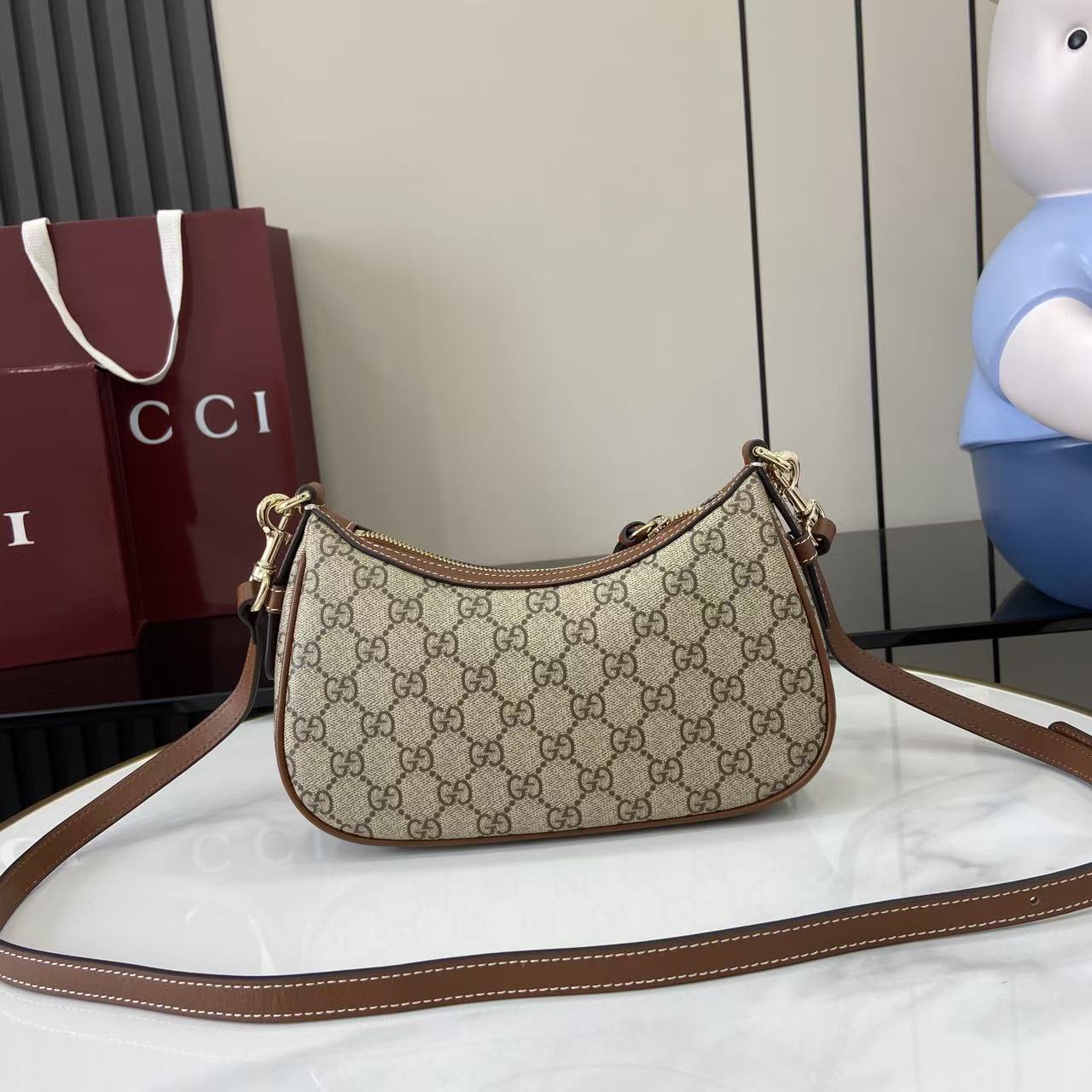 Bolso de hombro GG Emblem tamaño pequeño Gucci - Imagen 3