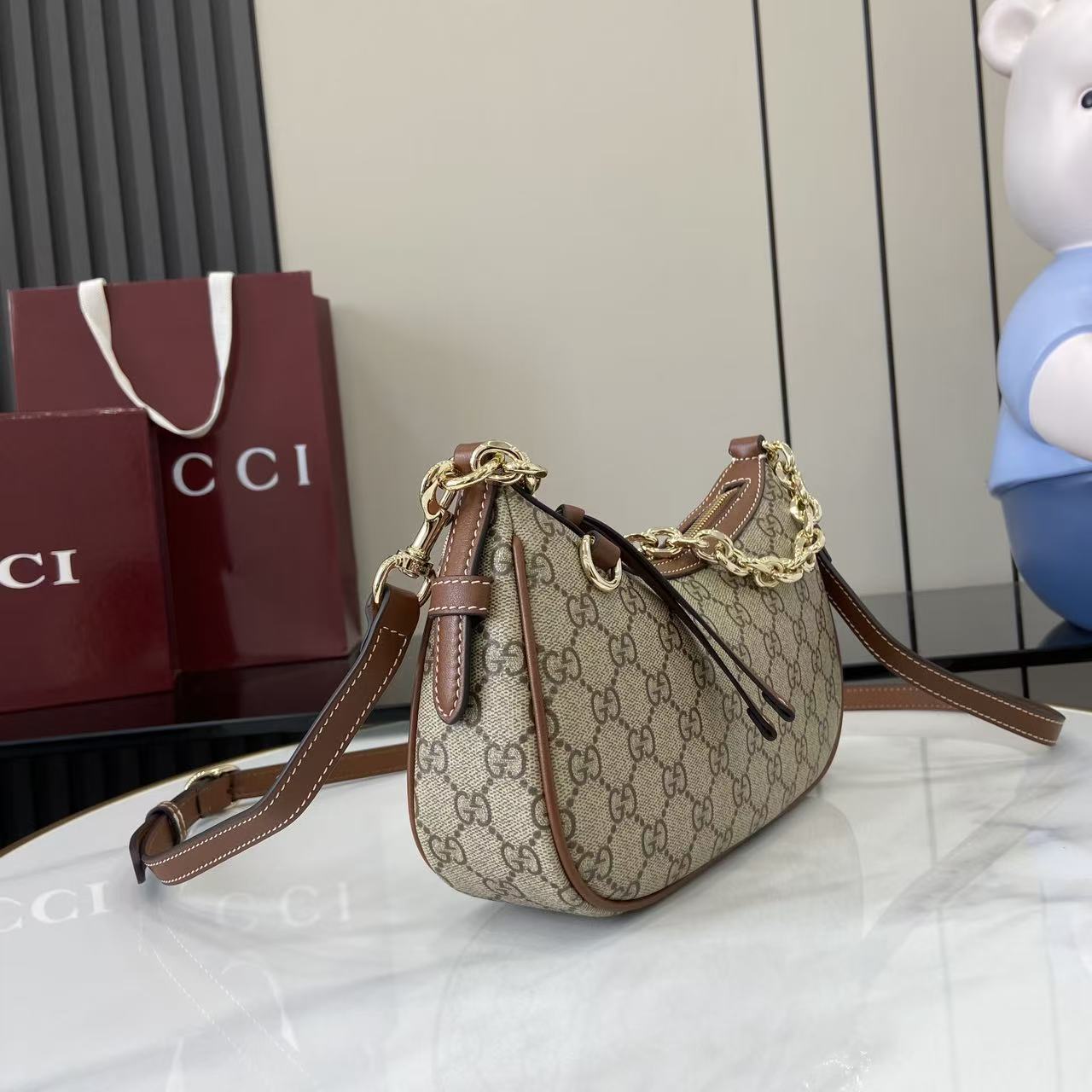 Bolso de hombro GG Emblem tamaño pequeño Gucci - Imagen 4