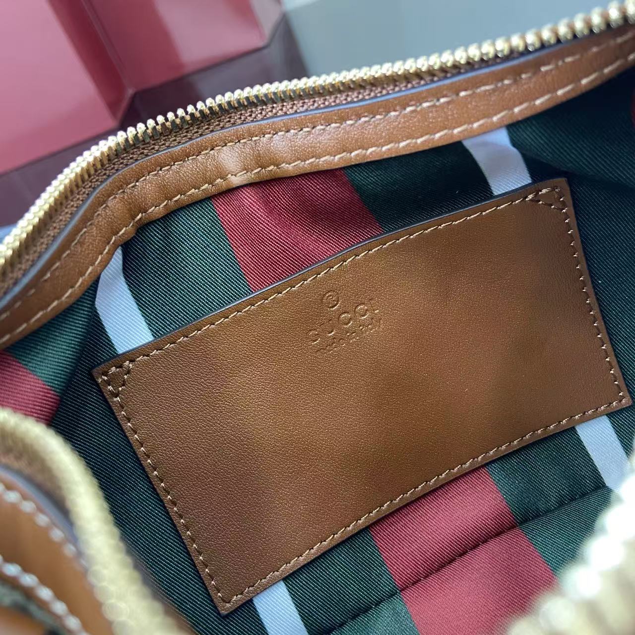 Bolso de hombro GG Emblem tamaño pequeño Gucci - Imagen 9