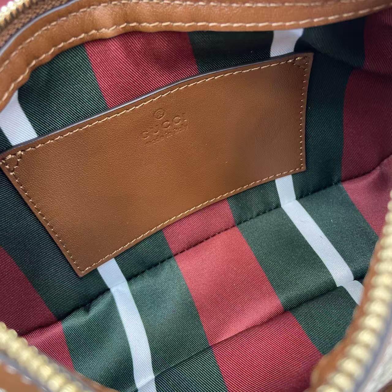 Bolso de hombro GG Emblem tamaño pequeño Gucci - Imagen 8