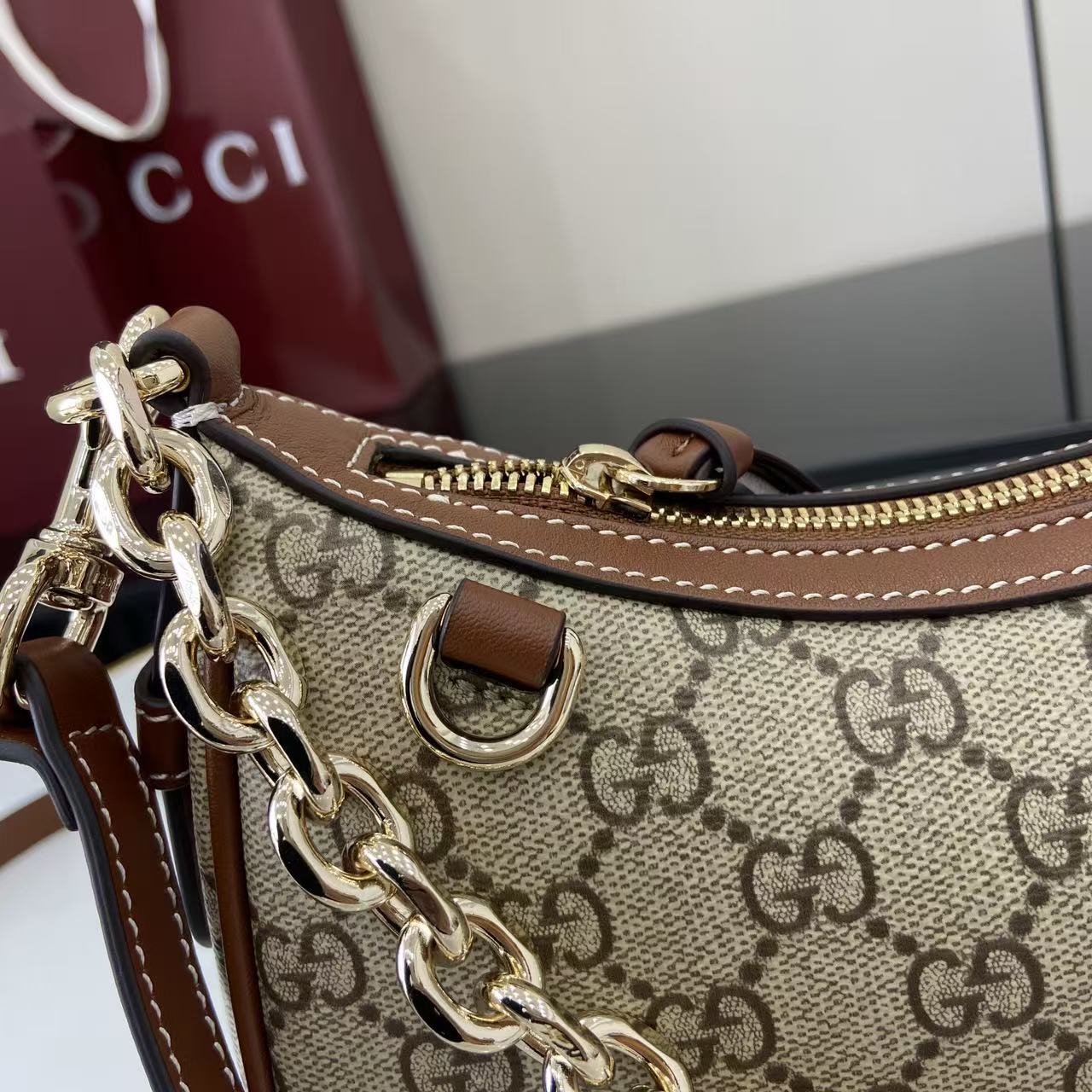 Bolso de hombro GG Emblem tamaño pequeño Gucci - Imagen 6