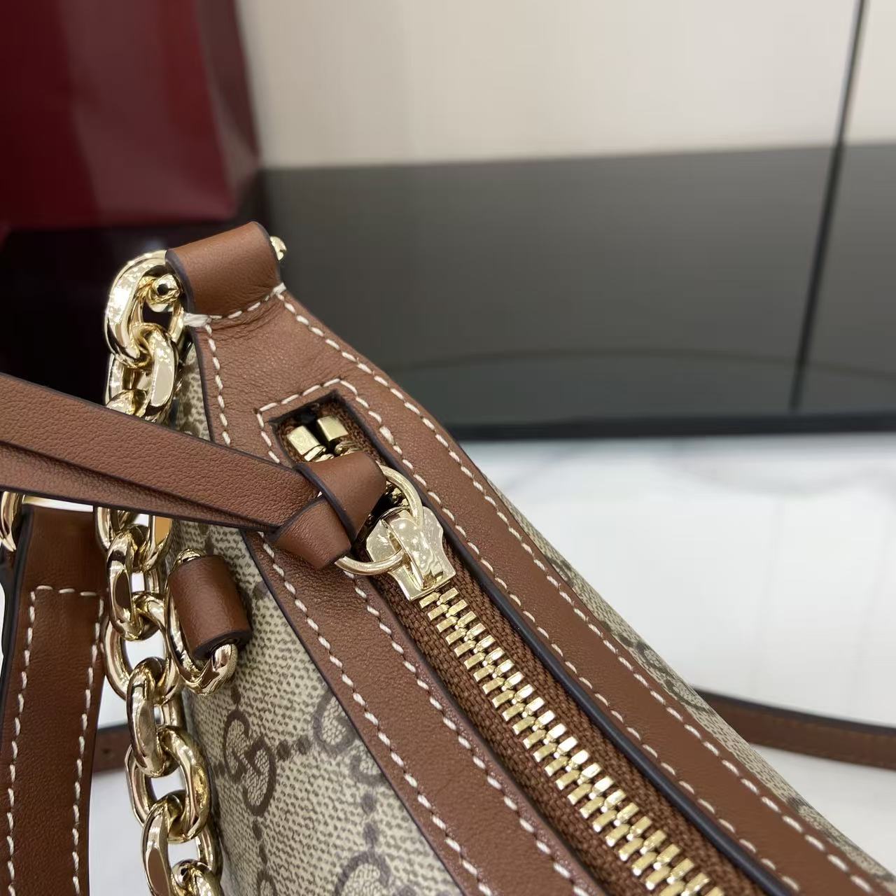 Bolso de hombro GG Emblem tamaño pequeño Gucci - Imagen 7