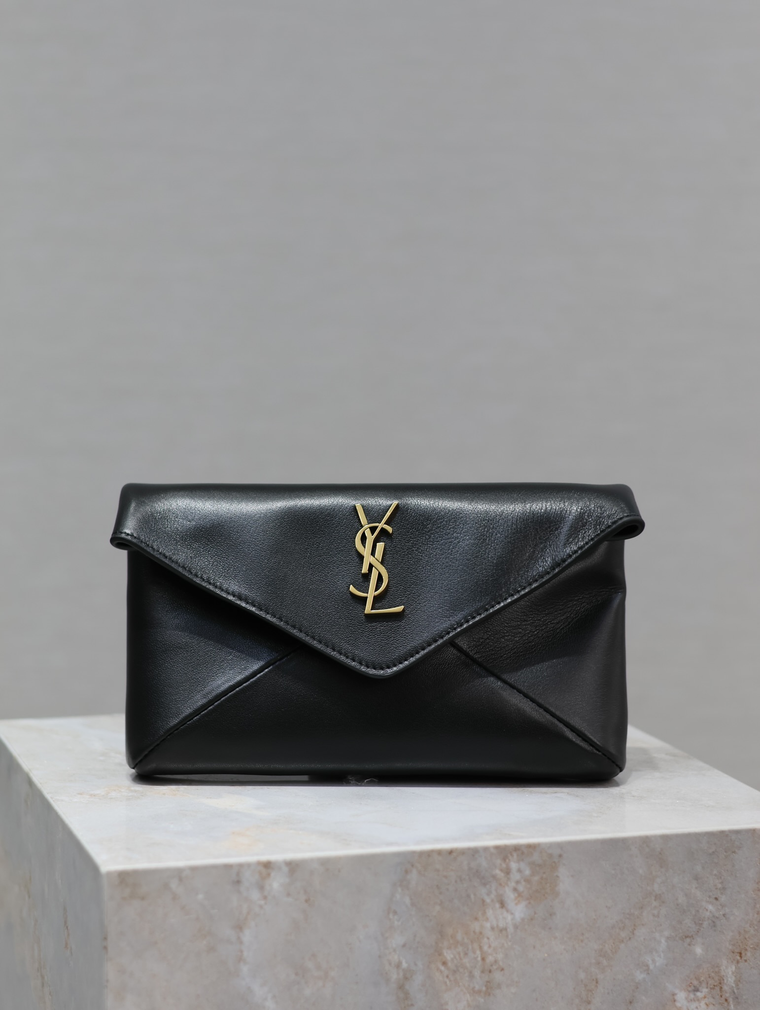 pochette pequeña tipo sobre cassandre YSL