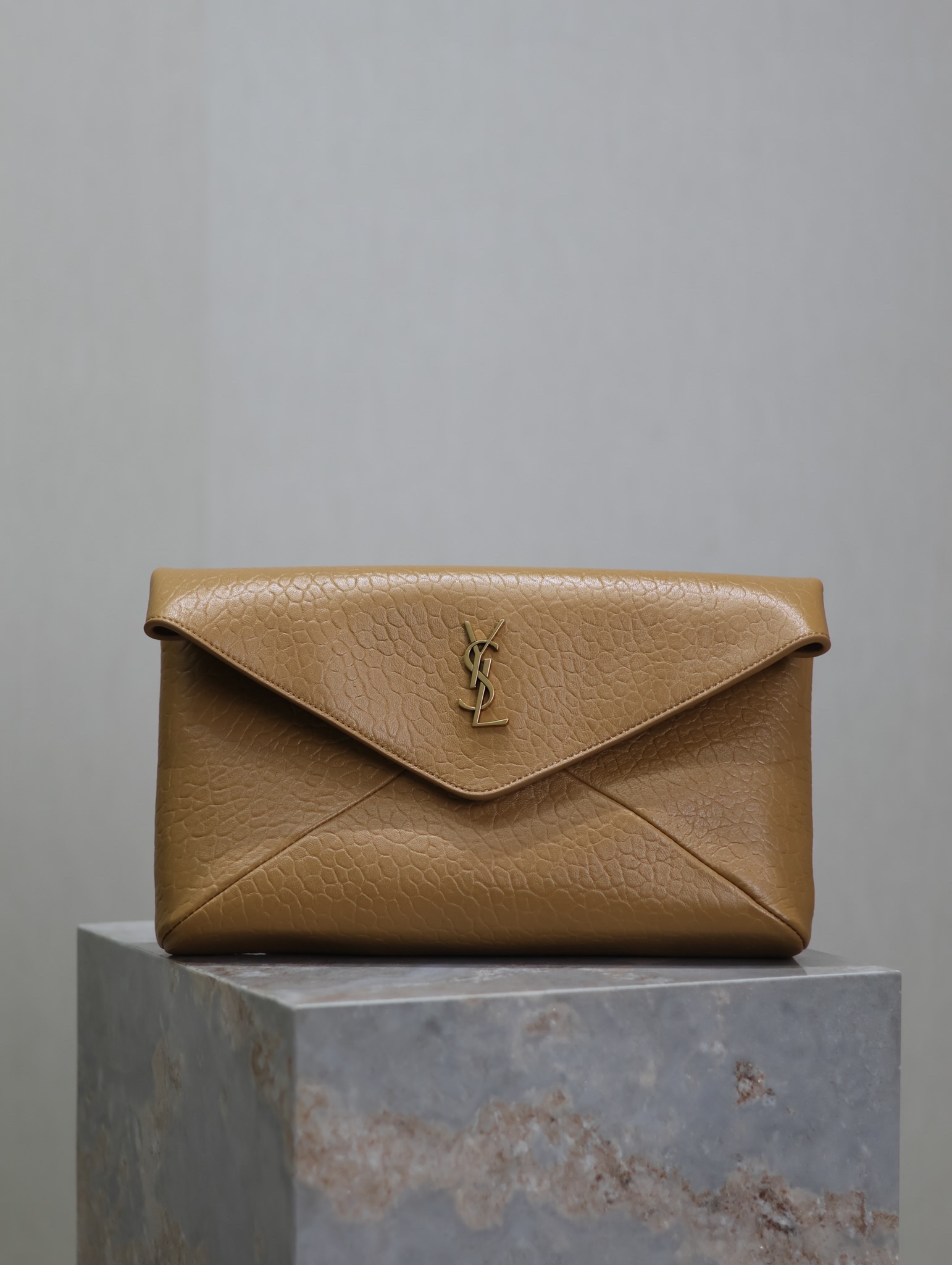 Pochette Grande tipo sobre cassandre YSL