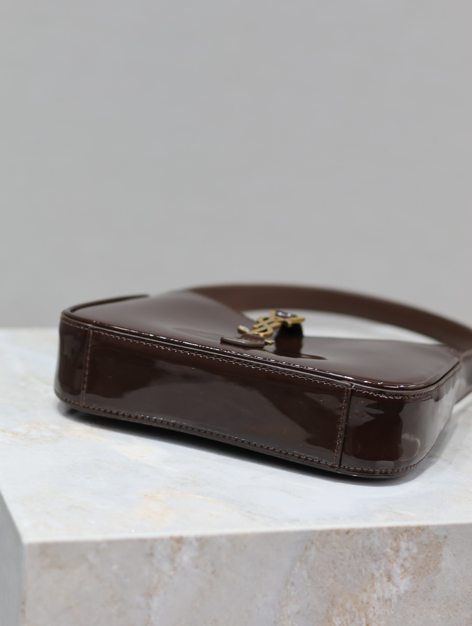 Bolso le 5 à 7 mini de charol YSL - Imagen 7