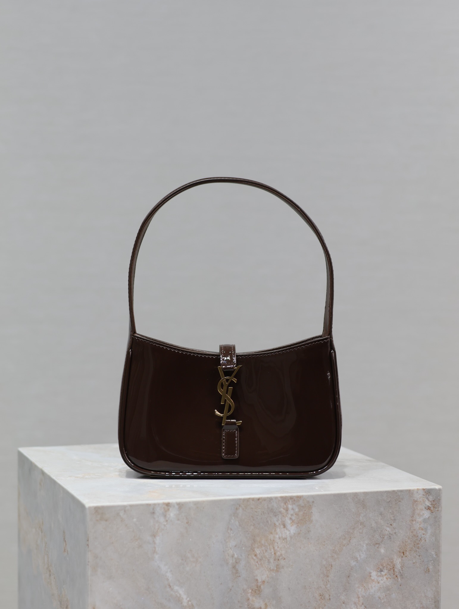 Bolso le 5 à 7 mini de charol YSL